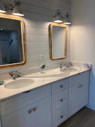 Primary en suite bathroom 